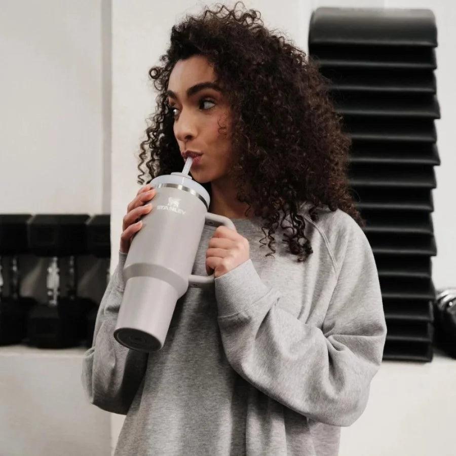 Termokrūze ar salmiņu STANLEY The Quencher H2.O FlowState Tumbler 1.18L gaiši pelēka - DomoTehnika