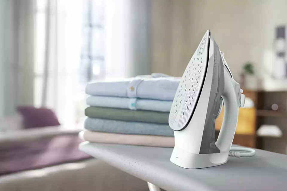 PHILIPS 5000 sērijas Tvaika gludeklis, 2400W (balts/pelēks) DST5010/10