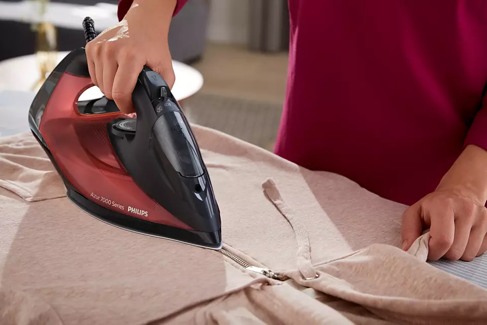 PHILIPS 7000 sērijas Tvaika gludeklis, melna/sarkana DST7022/40