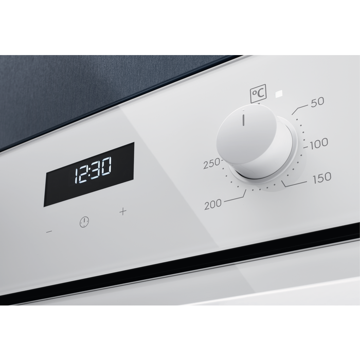 Electrolux cepeškrāsns (iebūvējama) 65l, balta EOF5C50BV