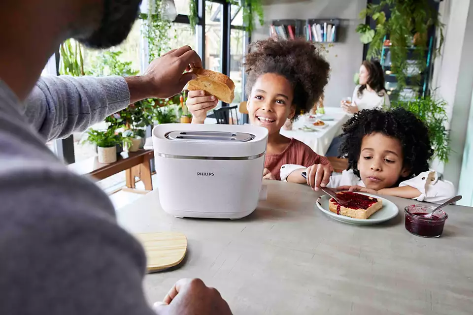 PHILIPS Eco Conscious Edition Tosteris, 830W, zīda balti matēts HD2640/10