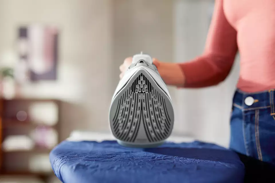PHILIPS 5000 sērijas Tvaika gludeklis, 2400W (balts/pelēks) DST5010/10