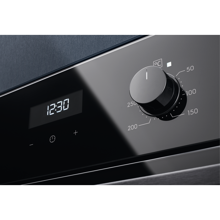 Electrolux cepeškrāsns (iebūvējama) 65l, katalītisks pārklājums EOF5C50BZ