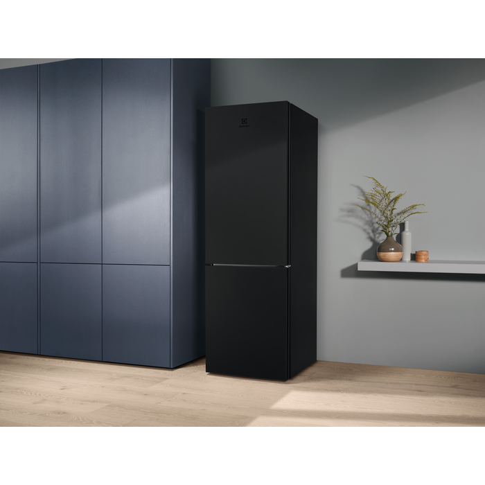 Electrolux ledusskapis ar saldētavu apakšā, ar Cooling 360° , ar MultiSpace, 186 cm, melns LNT7ME32M2