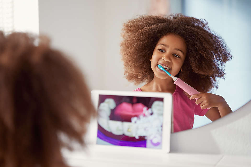 Sonicare zobu birste bērniem ar bluetooth un 8 maināmiem dizainiem, rozā HX6352/42