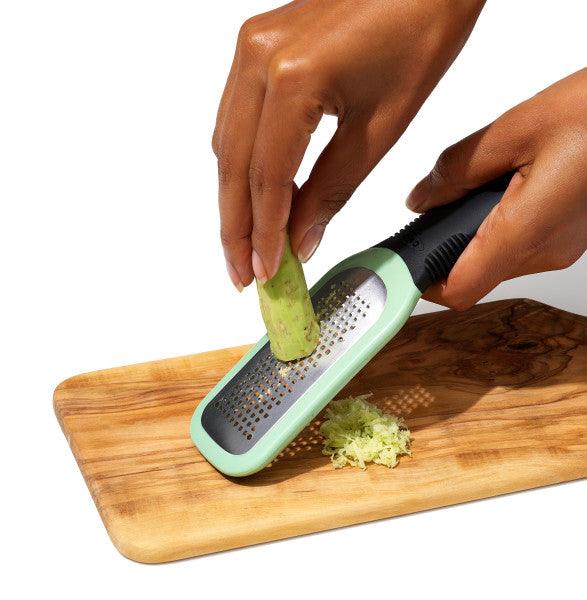 Rīve OXO Etched Ginger & Garlic Grater - DomoTehnika