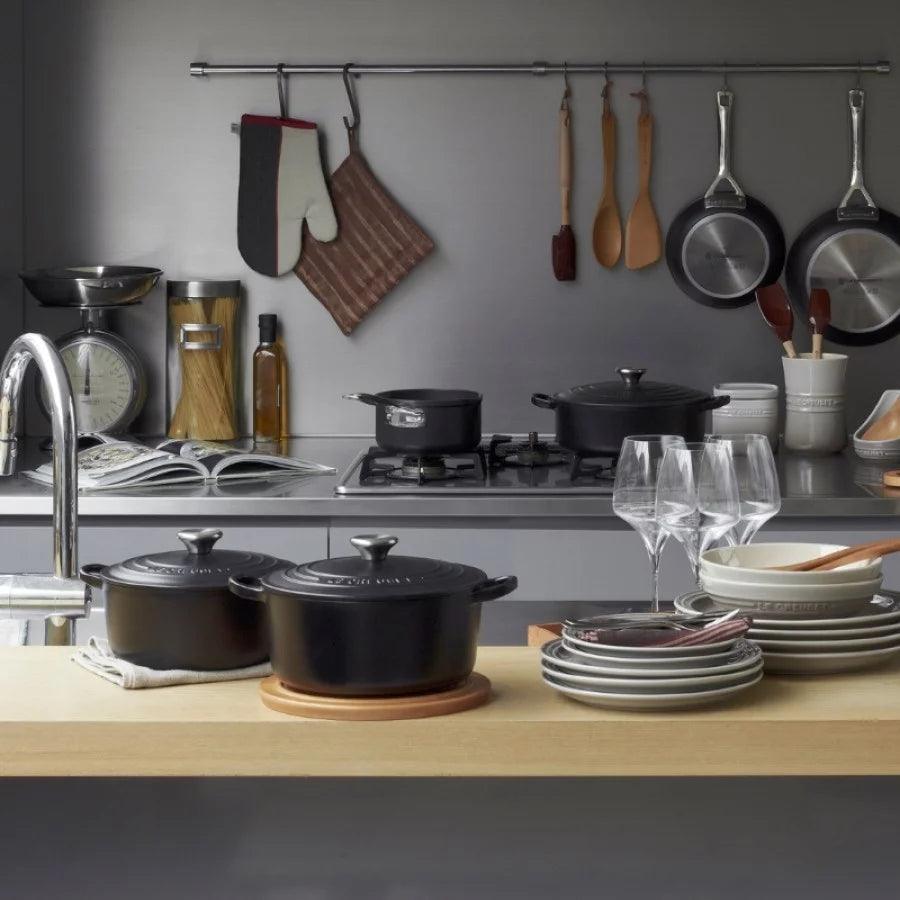 Katls LE CREUSET Cast iron kettle round Ø24cm / 4,2L mat black - DomoTehnika