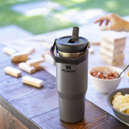 Termokrūze ar salmiņu STANLEY The IceFlow Flip Straw Tumbler 0,89L tumši pelēka - DomoTehnika