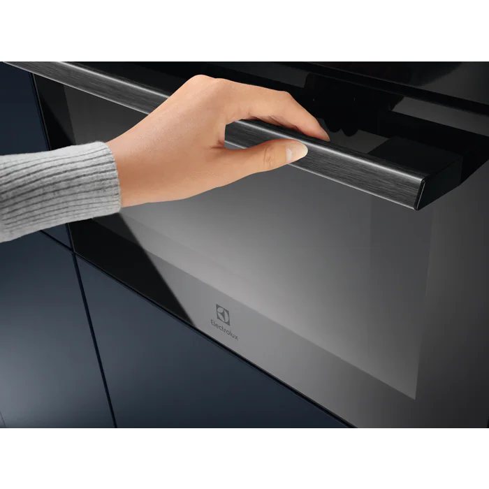 Electrolux iebūvējama cepeškrāsns CombiQuick ar mikrov.funkc. 43 l, melna EVL8E08Z