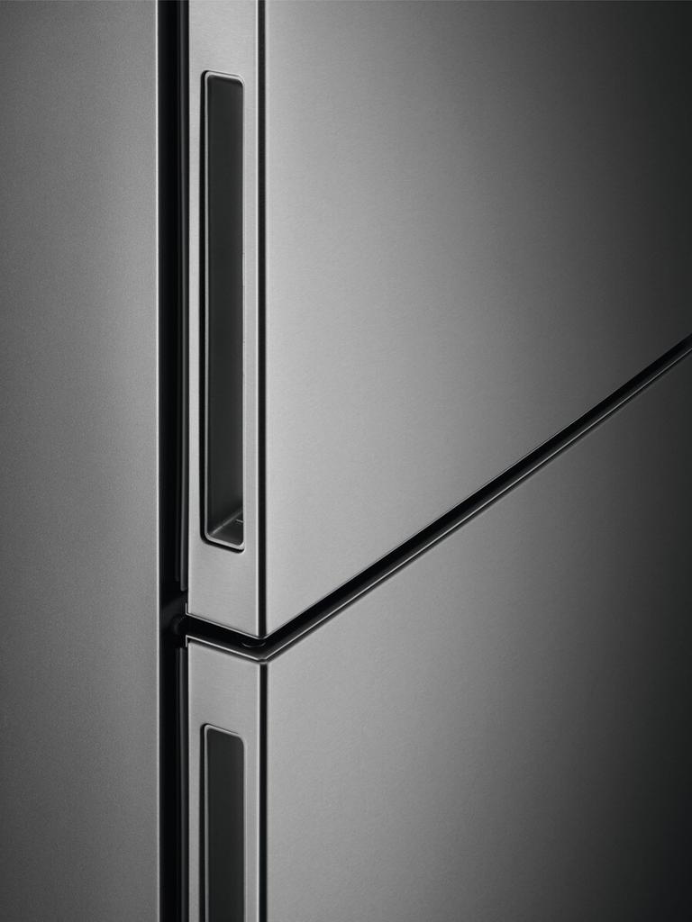 Electrolux ledusskapis ar saldētavu apakšā, 186 cm, sudraba LNC7ME32X3
