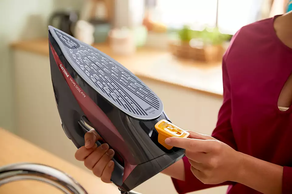 PHILIPS 7000  sērijas Tvaika gludeklis, melna/sarkana DST7022/40