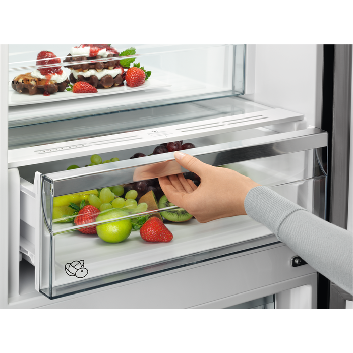 AEG 8000.sērijas No Frost Brīvstāvošs Ledusskapis ar saldētavu, 201 cm RCB736E7MX