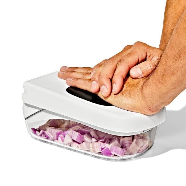 Dārzeņu smalcinātājs OXO Vegetable Chopper with Easy-Pour Opening - DomoTehnika
