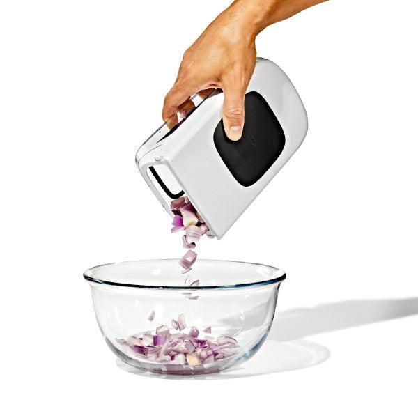 Dārzeņu smalcinātājs OXO Vegetable Chopper with Easy-Pour Opening - DomoTehnika